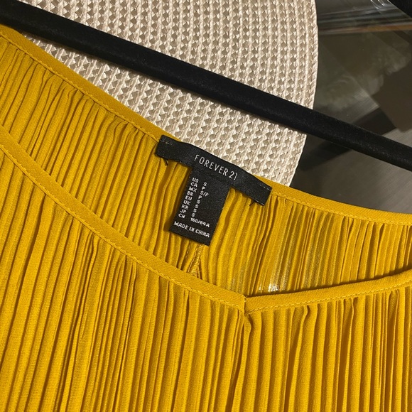 Never worn, Pristine Quality Forever 21 Blouse - Picture 3 of 4